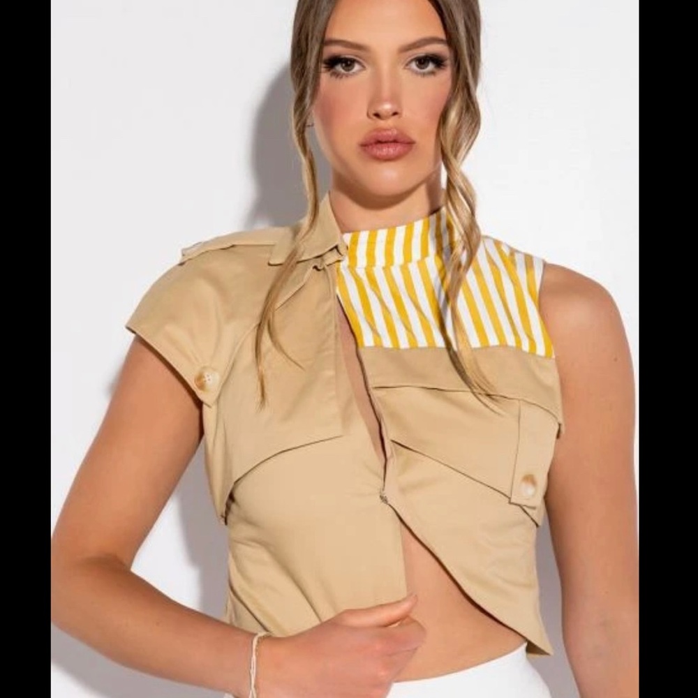 Women’s NWT Akira spring forward crop sleeveless trench vest Tan ax Small
